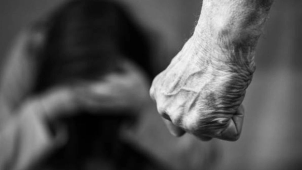 Motivul halucinant pentru care o tânără din Craiova a fost pălmuită în plină stradă de proprietarul unui câine. ”Am văzut stele verzi”