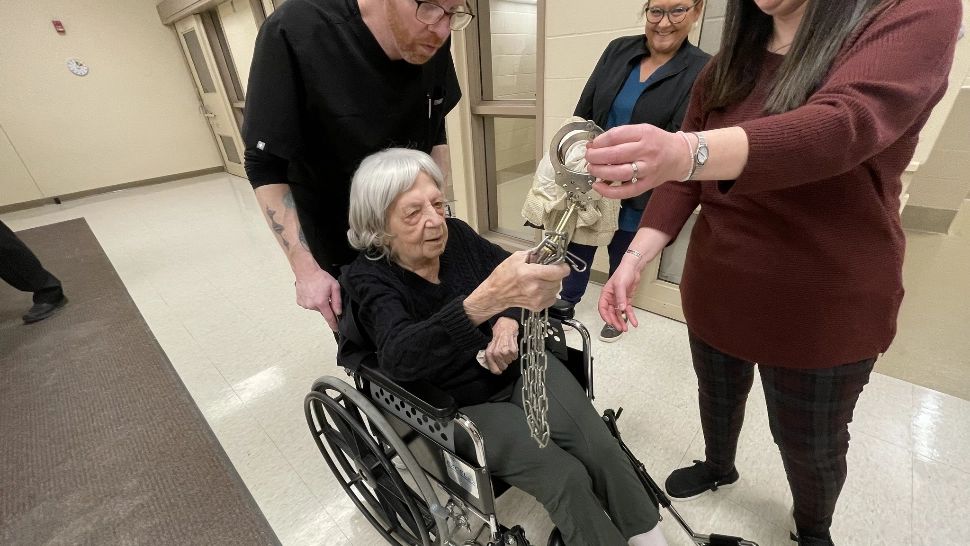 O femeie de 104 a fost dusă de la azil direct la închisoare. „Ce zi fabuloasă!” FOTO