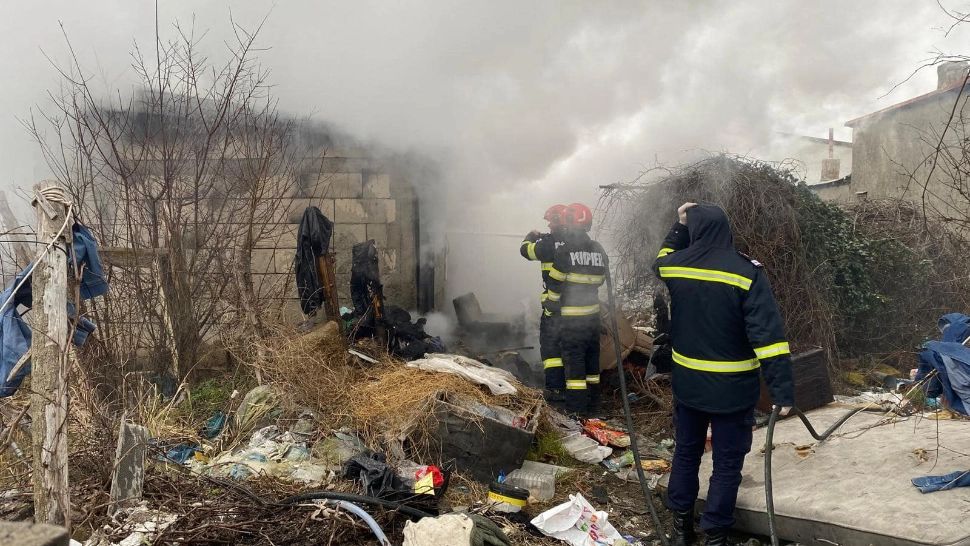 Descoperire macabră într-o casă din Brăila care a luat foc. O femeie a fost găsită carbonizată FOTO