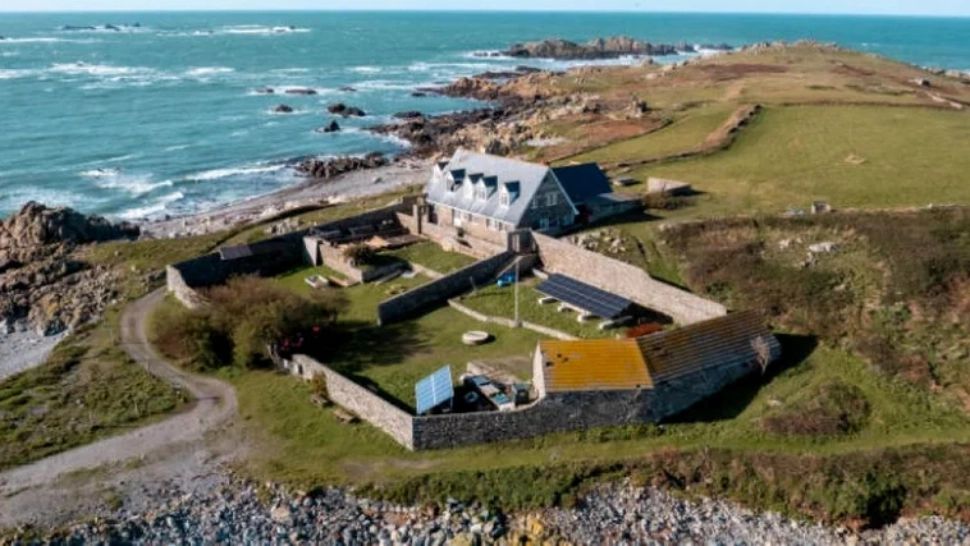 Insula care se poate închiria la un preț mai ieftin decât la hotel. Are o casă cu 9 dormitoare  