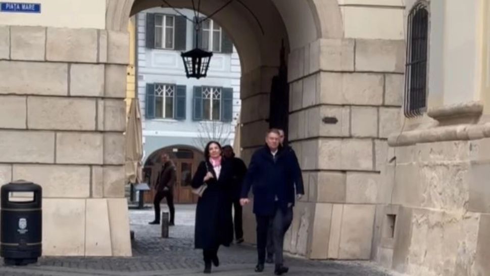 Primele imagini cu Iohannis după demisie: de mână cu Carmen Iohannis, la biserica din Sibiu