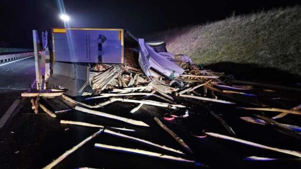 Alertă pe A1. Un camion plin cu lemne s-a răsturnat. Traficul este restricționat pe sensul de mers Sibiu-Deva 