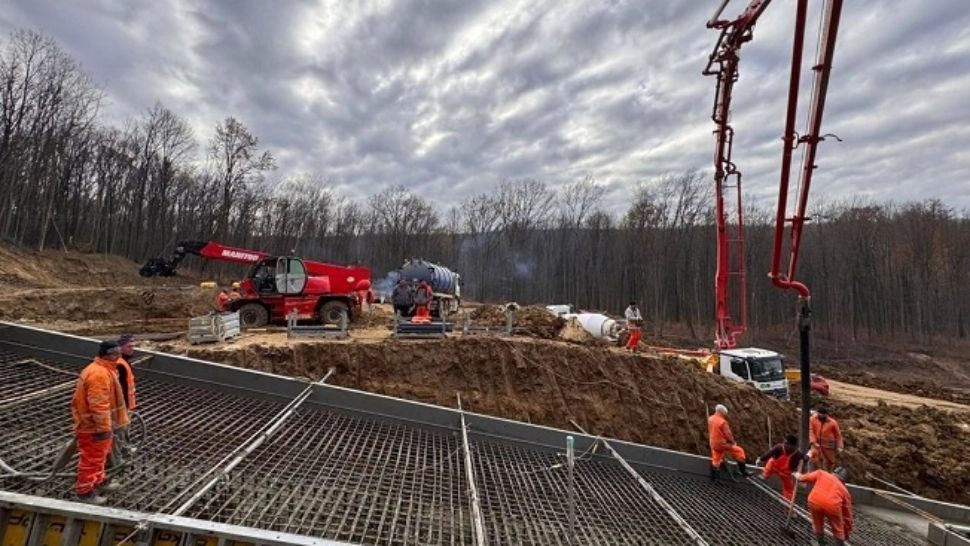 Mobilizare impresionantă de forțe pe autostrada A1. 600 de muncitori şi 300 de utilaje lucrează non-stop la tunelul de pe secţiunea Margina - Holdea 