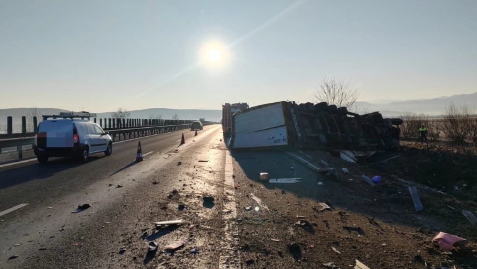 Trafic restricționat pe A1 din cauza unui accident rutier. Două persoane, încarcerate după ce un TIR a lovit o autoutilitară FOTO