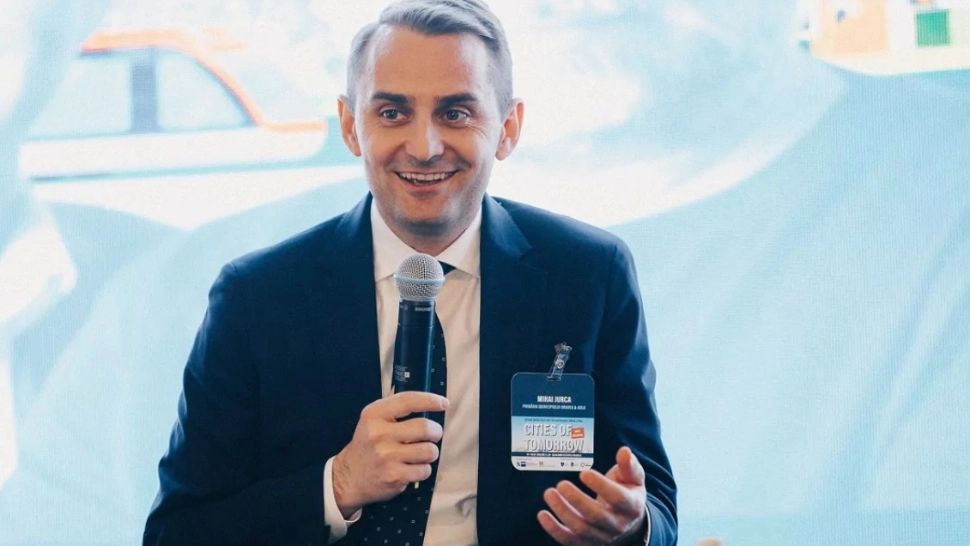 Șeful cancelariei lui Bolojan se laudă că a făcut economie pe seama șoferilor de la guvern. Cum explică faptul  că el are în continuare șofer și mașină de serviciu?