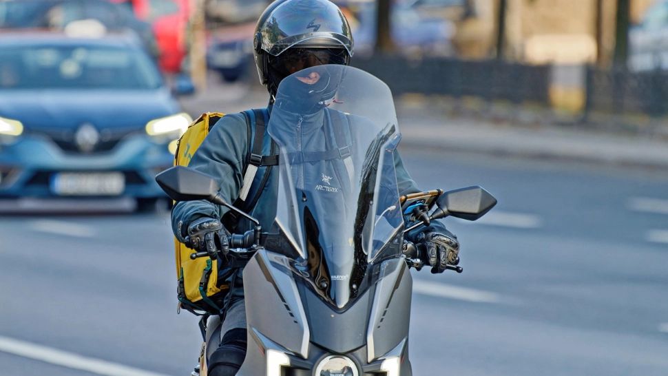 Rețeaua „Curierii Groazei” din Capitală. Cetățeni asiatici sechestrați, bătuți și puși la muncă forțată pentru 300 de lei pe săptămână: percheziții de amploare