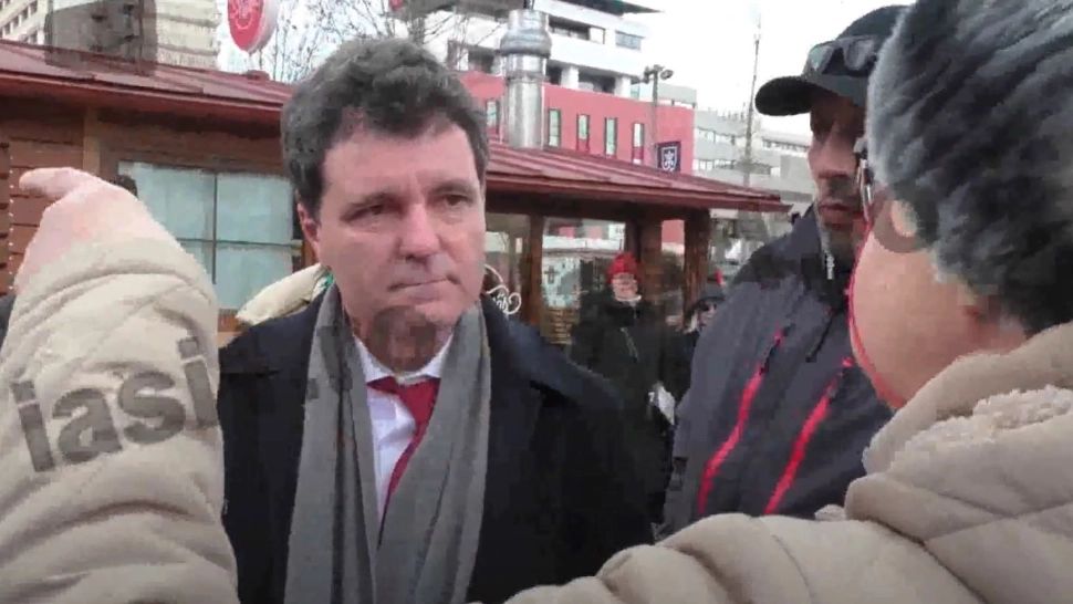 Nicușor Dan - „luat în primire” - la Iași: „Mă, tu ești cu curcubeul?” VIDEO