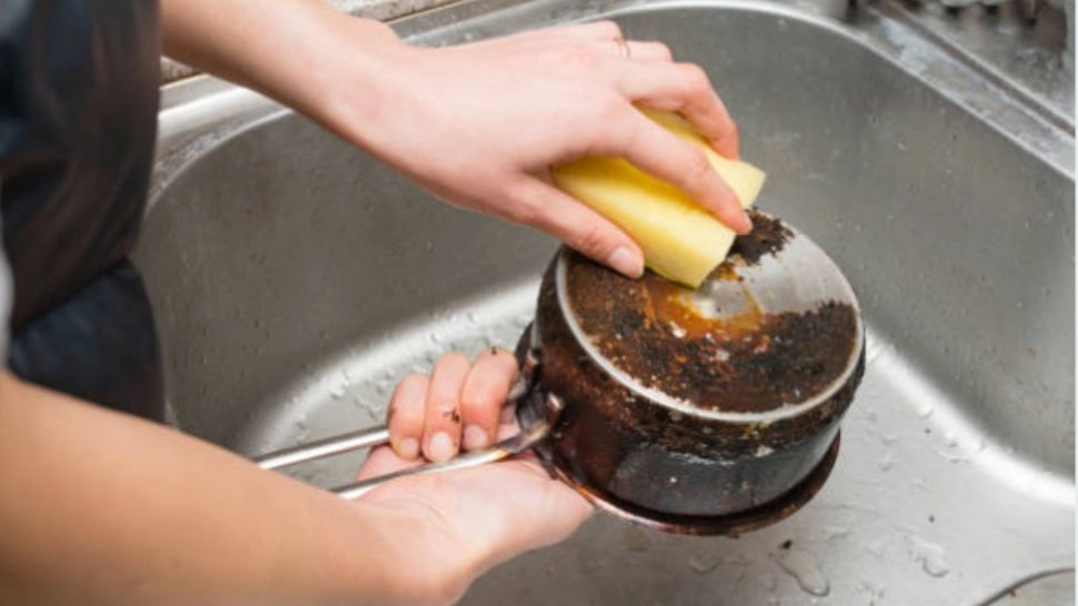 Cum scapi de arsura de pe oale. Trucurile simple pe care gospodinele din Ardeal le-au învățat de la bunicile lor