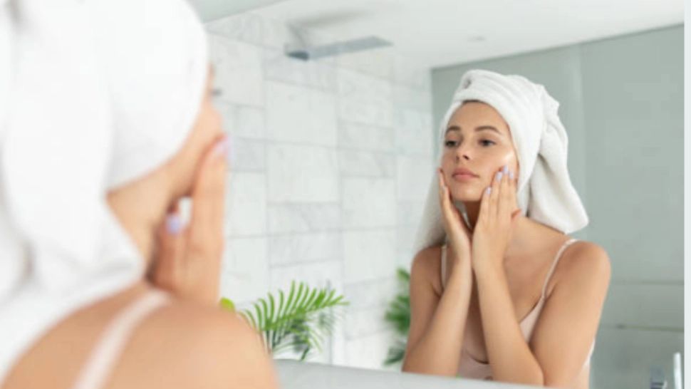 De ce nu trebuie să ții prosopul pe părul ud prea mult timp. Greșeala uriașă pe care foarte multe femei o fac după duș 