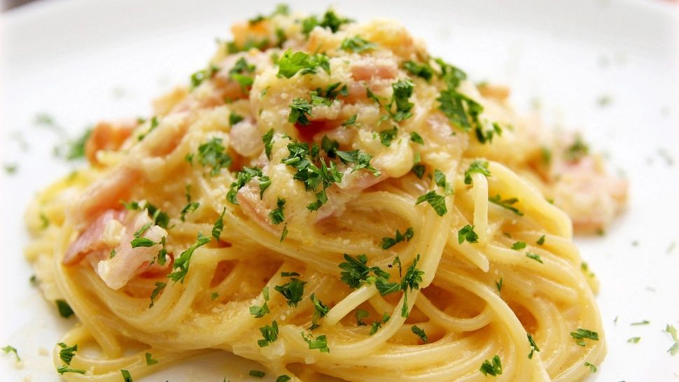 Cea mai rapidă rețetă de PASTE CARBONARA. Ce ingredient secret se folosește la rețeta originală