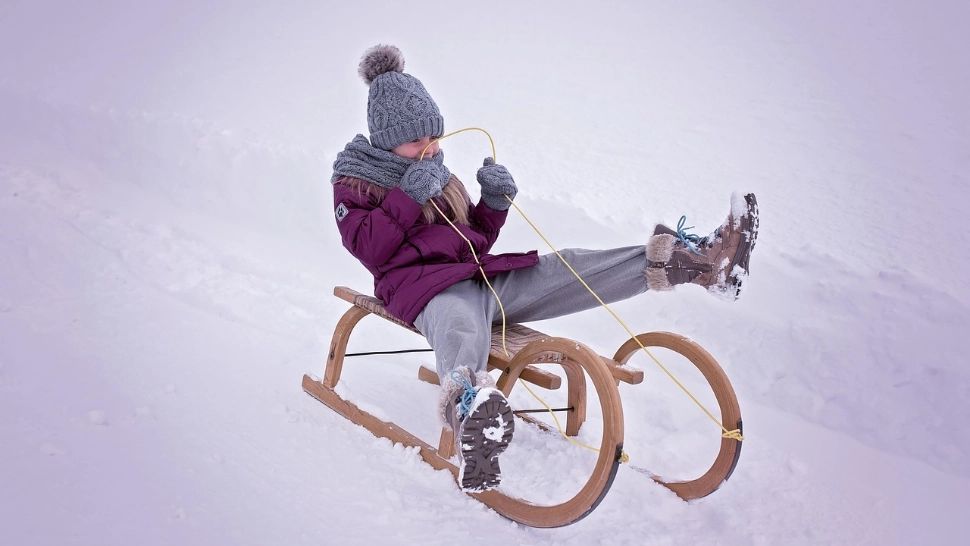 Comuna din România care se bucură de primii fulgi de nea: o stradă a fost închisă și transformată temporar în derdeluș pentru copii