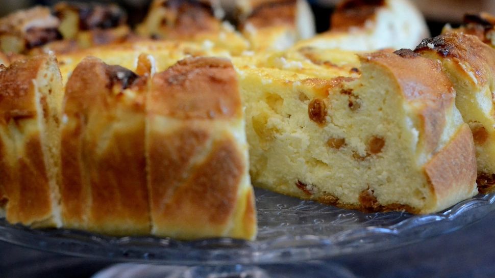 Plăcintă cu brânză dulce și stafide. Rețeta simplă și delicioasă care te va duce instant cu gândul la copilăria petrecută la bunici