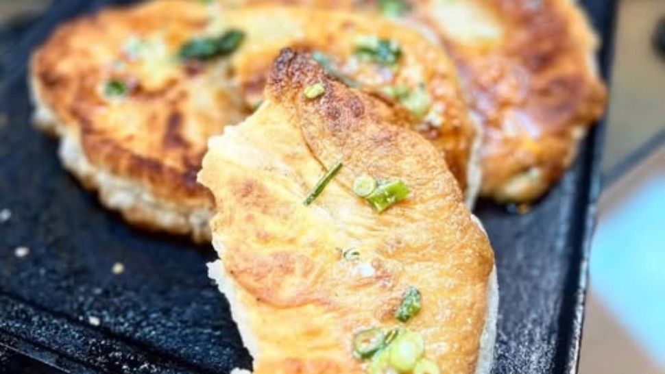 Rețeta lui Adi Hădean pentru plăcinte la tigaie cu brânză sau magiun. Tehnica specială care le face delicioase