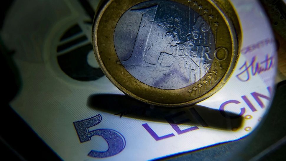 Cursul valutar sare în aer! Cât va ajunge euro în următoarele luni:  declarația momentului făcută de consilierul guvernatorului BNR Adrian Vasilescu