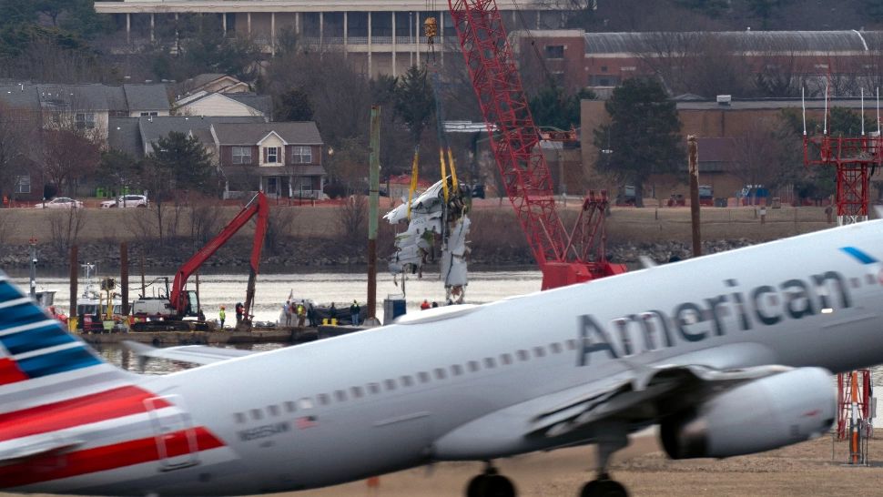 Accidentul aviatic de la Washington. Au fost identificate 66 din cele 67 de victime: eforturile de recuperarea a epavei continuă