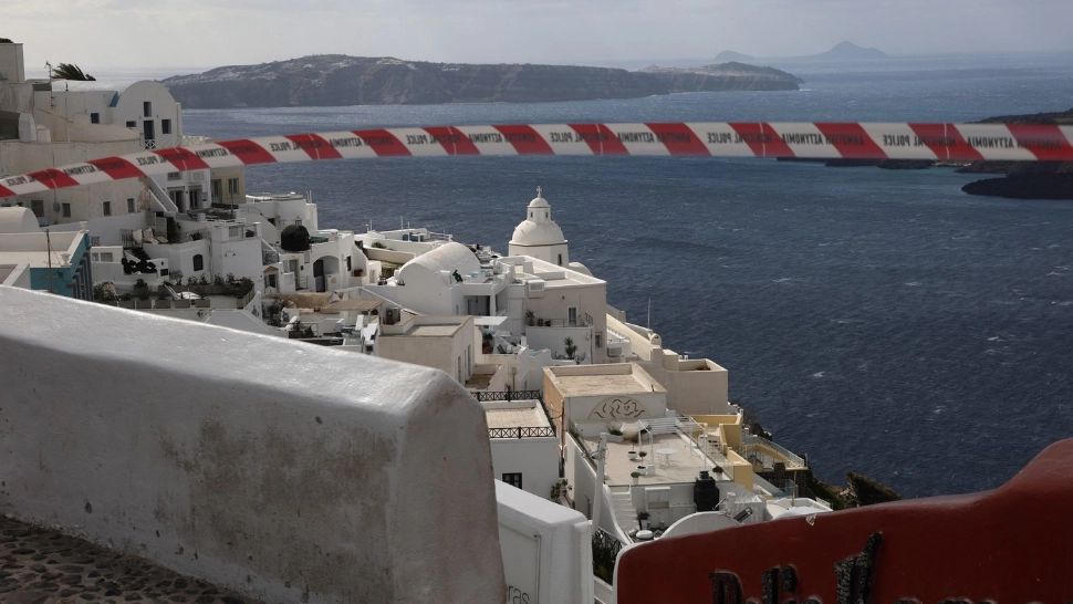 Stare de urgență în Santorini după cel mai puternic CUTREMUR din seria de seisme care au lovit insula. Turiștii au părăsit populara destinație