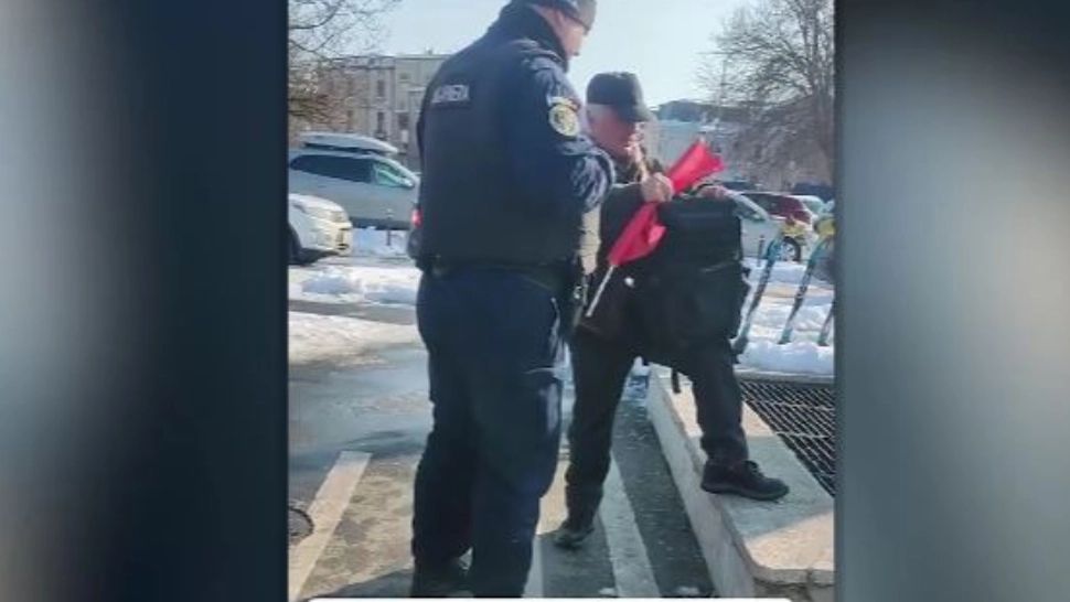 Protestatari cu steaguri, legitimați de jandarmi: „Pentru intimidare?” Purtătorul de cuvânt al Jandarmeriei intervine - VIDEO