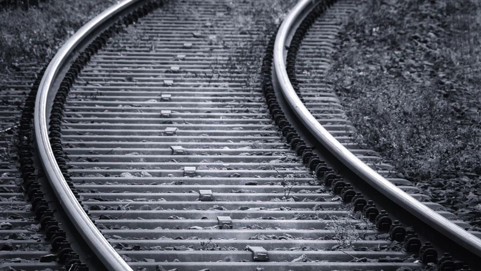 A fost reluat traficul feroviar după ce un tren de pe ruta Brașov - Constanța a intrat într-un buldoexcavator. Ce s-a întâmplat cu toți călătorii