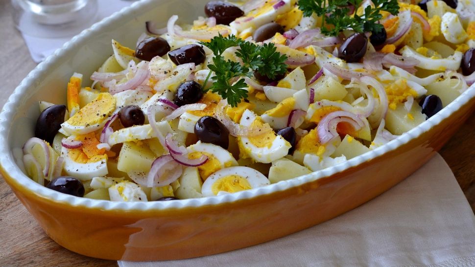 Cum să prepari cea mai bună salată orientală cu ou și măsline. Rețeta simplă și delicioasă de care nu o să te mai saturi 