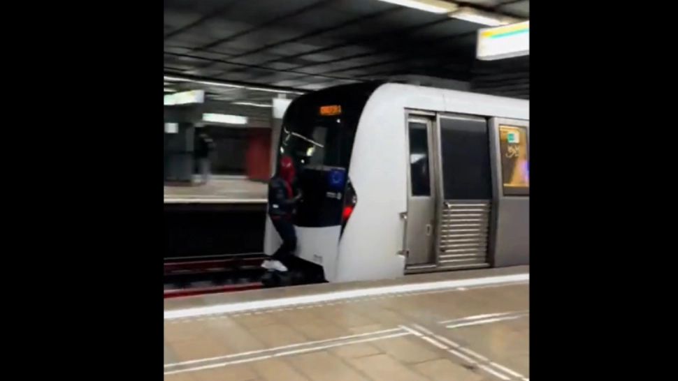 Trend periculos pe TikTok. Tinerii călătoresc cățărați de metrou