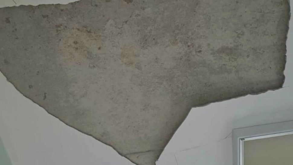 Tavan prăbușit într-un salon al Spitalului Județean Focșani: pacienții, evacuați de urgență - FOTO