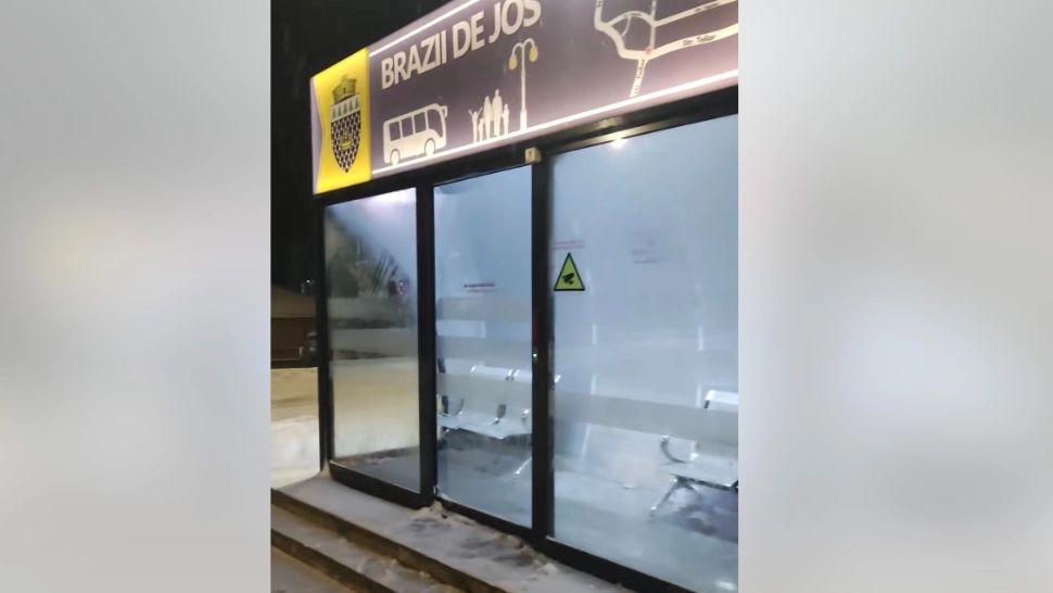 Comuna din România care are stații de transport încălzite: în Capitală, călătorii tremură în zăpadă până la genunchi - VIDEO