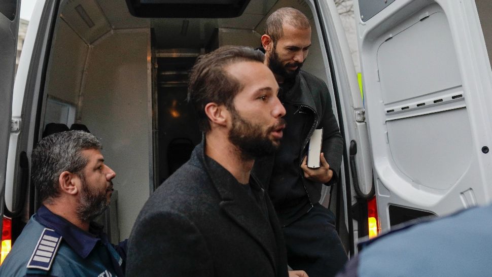 Frații Tate s-ar pregăti să revină în România, tot cu un avion privat - SURSE