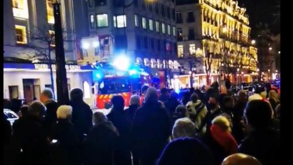 Incendiu la un teatru din centrul Parisului. Aproape 1.500 de oameni au fost evacuați VIDEO