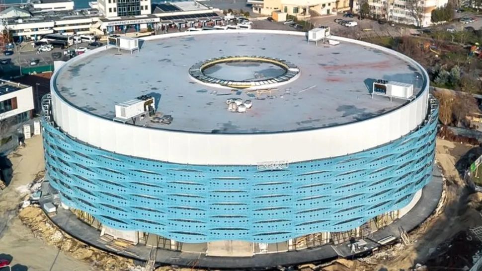 Un oraș din România va inaugura în curând un stadion mai spectaculos ca un OZN.  Va conține două terenuri suprapuse