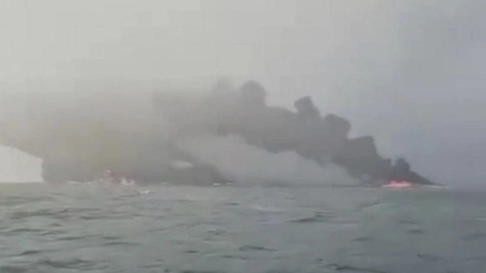 Petrolier în flăcări, după ce a intrat în coliziune cu o navă de marfă în largul coastei Angliei. Operațiuni de salvare contracronometru