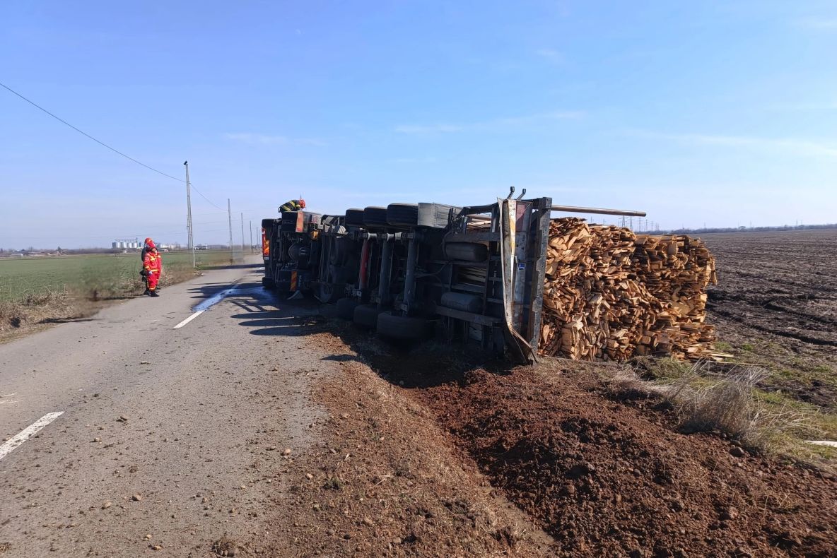 La un pas de tragedie. Un șofer de TIR s-a răsturnat cu mașina. Trecătorii l-au salvat în ultima clipă