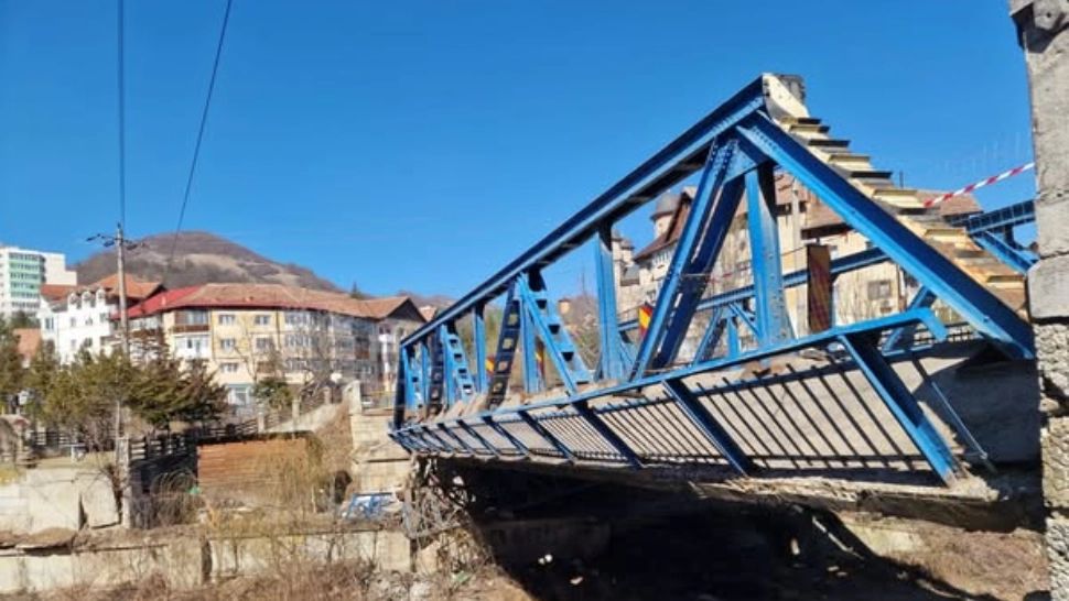 Mare atenție, șoferi! Restricții de trafic pe un drum național extrem de circulat din cauza unui pod care stă să cadă 