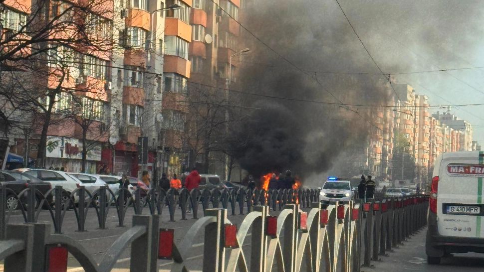 Mașină în flăcări pe Calea Moșilor din Capitală: focul s-a extins și la alte autoturisme parcate. 7 vehicule afectate, în total FOTO&VIDEO