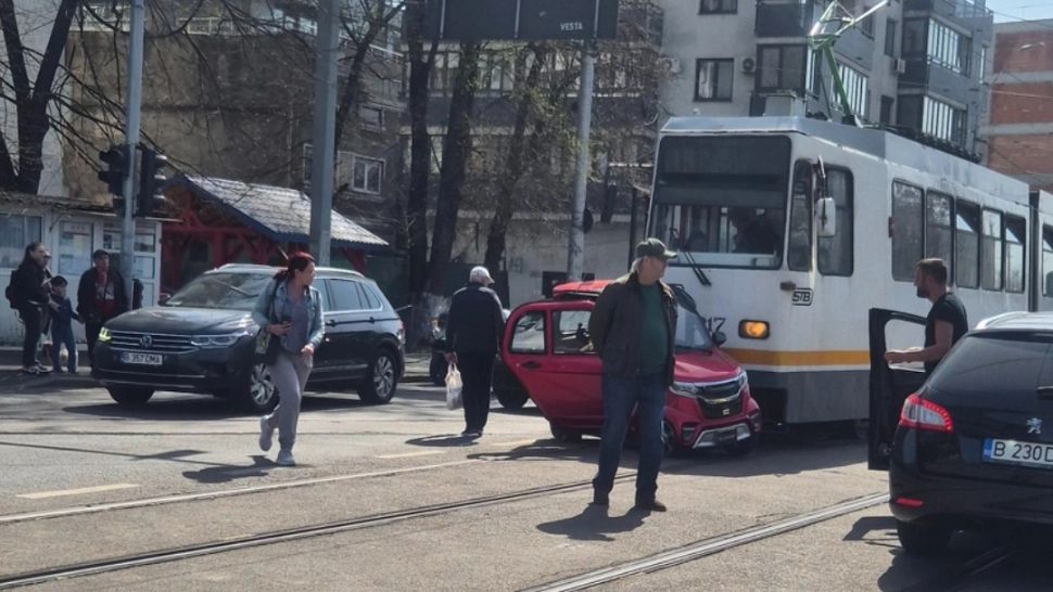 Mașină "pentru 16 ani", lovită de un tramvai, în Capitală. Liniile de tramvai 7, 19 și 25 sunt BLOCATE