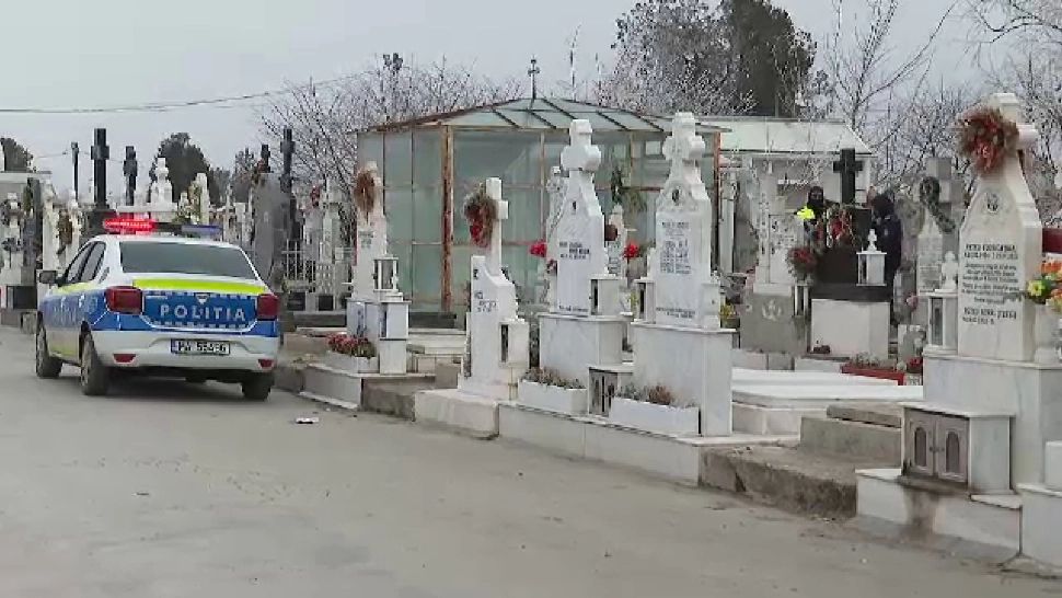 Tânăr reținut după vandalizarea a 18 morminte cu simboluri interzise, într-un cimitir din Bacău