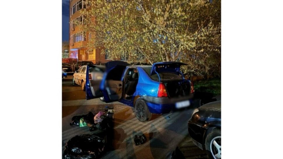 Descoperire neașteptată în Capitală: un bărbat a fost reținut după ce a fost prins cu mai mulți saci de plastic în mașină