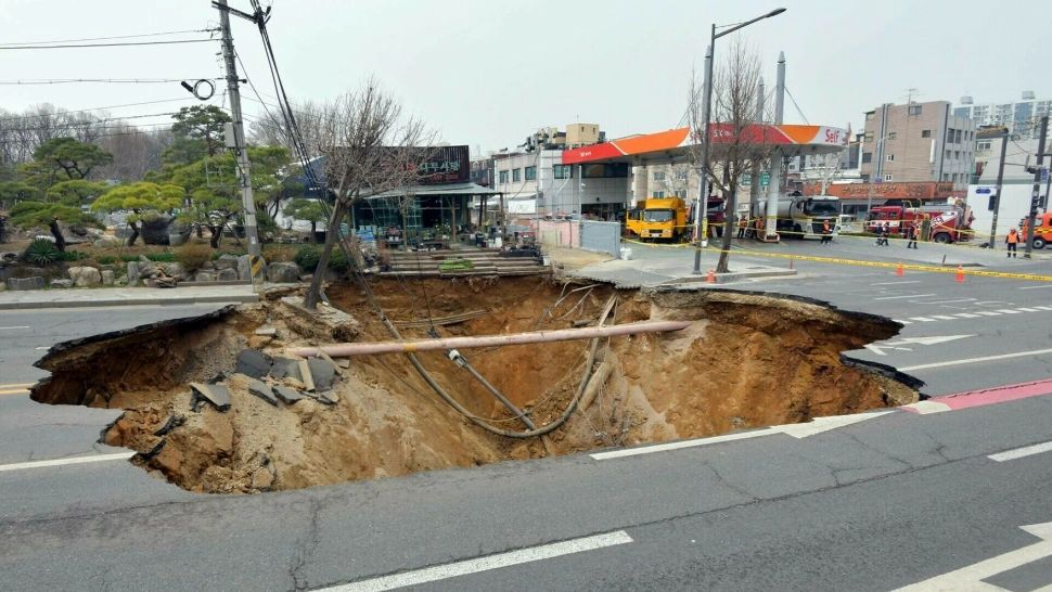 Tragedie în Coreea de Sud: un motociclist, înghițit de un crater uriaș format în asfalt - VIDEO
