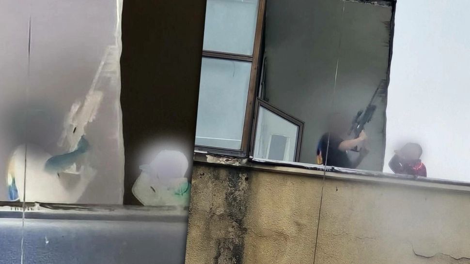 Incident neașteptat în București: individ observat cu o pușcă cu lunetă pe terasa unui bloc
