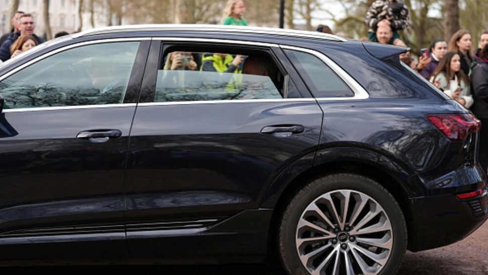 Prima apariție publică a Regelui Charles al III-lea după spitalizare: Suveranul britanic, surprins salutând trecătorii