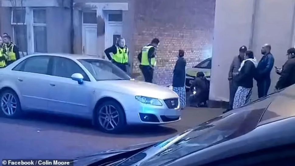 Polițiștii englezi atacați de zeci de români cu scânduri din gard și gaz de brichetă - VIDEO/FOTO