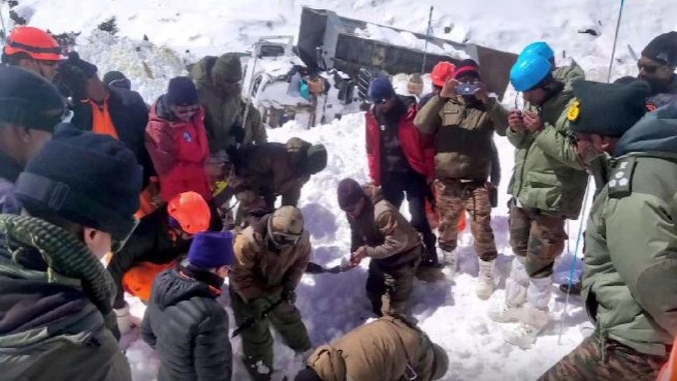 Prinși de avalanșă: zeci de oameni au fost salvați după 60 de ore sub zăpadă