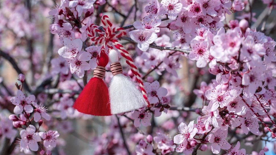 Cât timp trebuie purtat mărțișorul ca să ai noroc tot anul. Iată ce trebuie să faci cu el când îl dai jos 