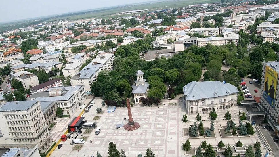 Orașul din România care mărește impozite cu până la 500% pentru proprietarii care nu au grijă de clădiri