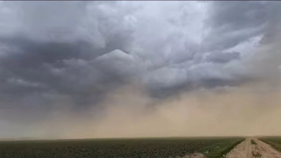 COD portocaliu de vreme severă în localități din 3 județe. Se așteptă grindină, ploi torențiale și descărcări electric- HARTĂ