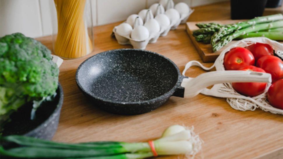 De ce mânerul de la tigaie are o gaură. Nu ai bănuit niciodată care este scopul acesteia 