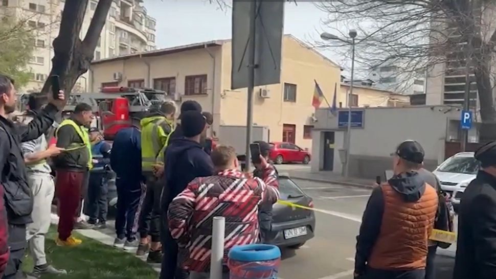 Protest la arestul central, românii cer eliberarea influecerului Bogdan Peșchir, alias "BogPR" - VIDEO