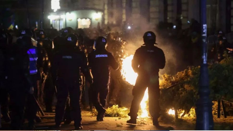 Percheziţii de amploare în Bucureşti şi două judeţe din țară, în dosarul violențelor din fața BEC, din 9 martie