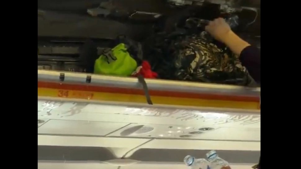 Zbor al companiei Hong Kong Airlines, redirecționat din cauza unui INCENDIU într-un compartiment de bagaje! La bordul aeronavei se aflau 180 de persoane