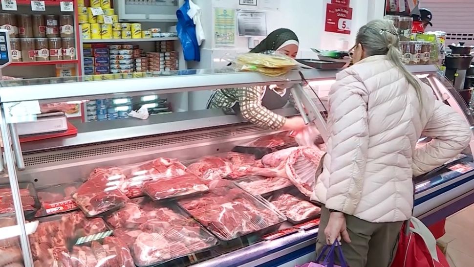 Sărbătorile aduc scumpiri record! Prețuri umflate la carnea de miel și pasca: cât vor trebui să scoată românii din bunzunar