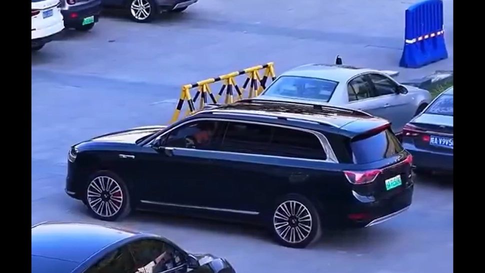 Mașina made în China care se parcheză singură. Videoclipul a stârnit un val de reacții. Tu ce crezi, este real? - VIDEO
